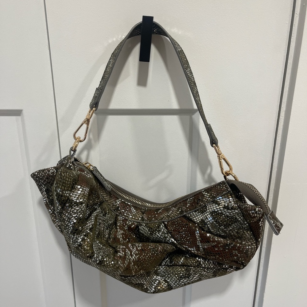 NEW WITH TAGS, super cute metallic snake skin slouchy purse! 🐍